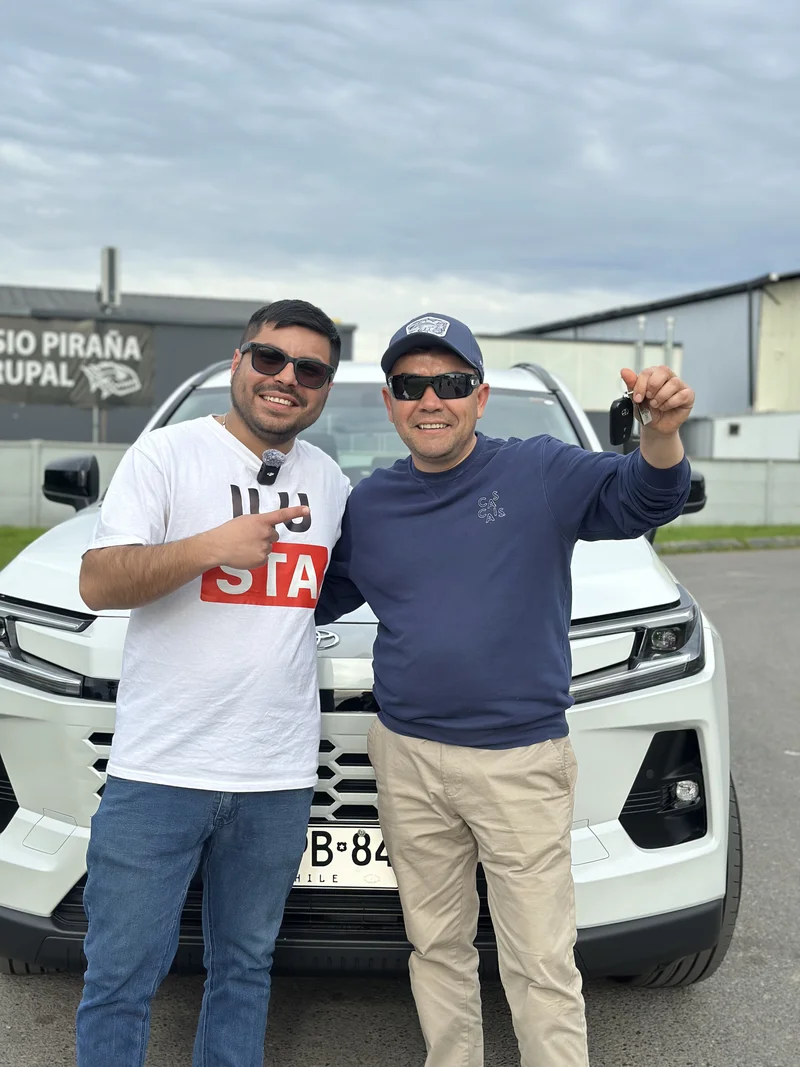 Entrega de la Toyota RAV4 a Luis Vargas, ganador de la tercera edición de Ilusta